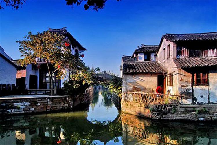 童养媳不堪丈夫毒打参军，30年后成第一女少将回乡，点名要见前夫